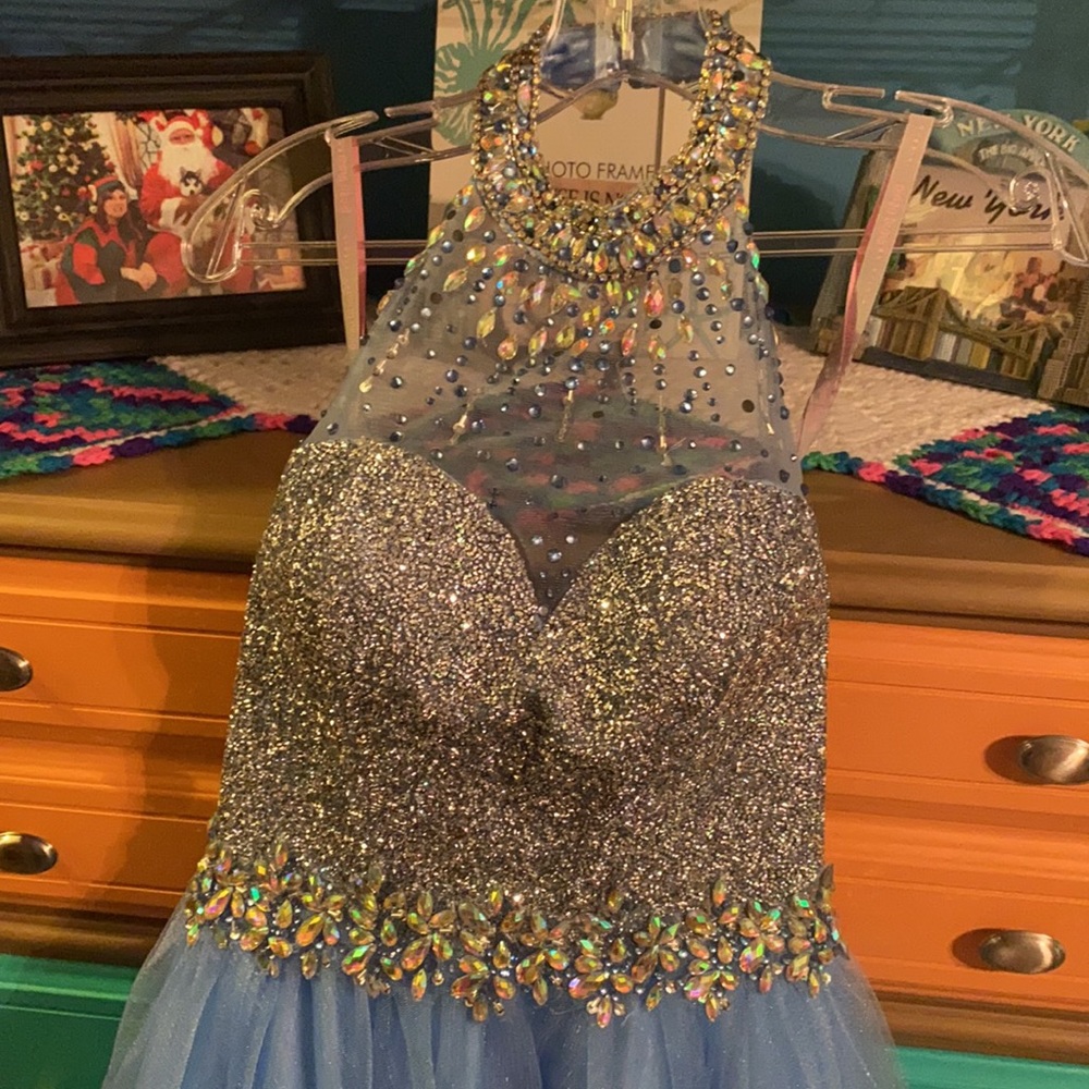 Formal Dress - Picture 4 of 9